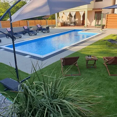 Family Friendly House With A Swimming Pool Donja Jagodnja *